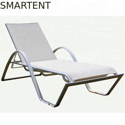 買う 積み重ね可能な折る浜のラウンジ チェアの反錆白い軽量の折る浜のlounger オンライン製造